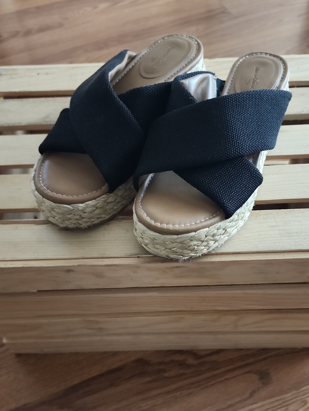 Universal Thread Desi Wedge Black Cross-Band Sandals